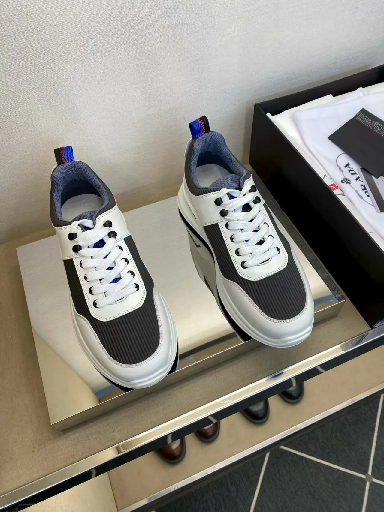 P440 38-45 Prada Prada’s new men’s leather sneakers, the highest version on the market, any comparison is welcome🆚! The original leather has excellent texture and is super high-end! Fetal sheep net lining imported from Italy, removable pad! Luxurious materials and fine workmanship, highly recommended!